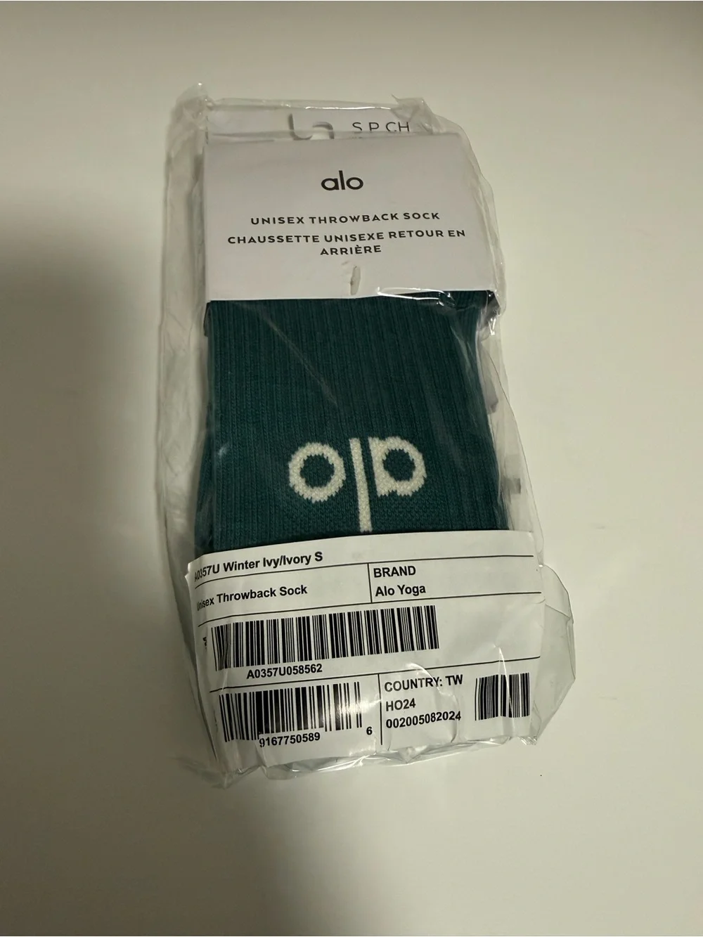 ALO Yoga Unisex Throwback Sock in Ivy with Ivory Logo